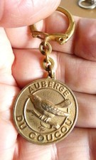 Ancien rare porte cle Auberge du Coucou Oiseau Rue Casanova Paris, Années 60.