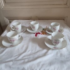 Suite de cinq tasses sous