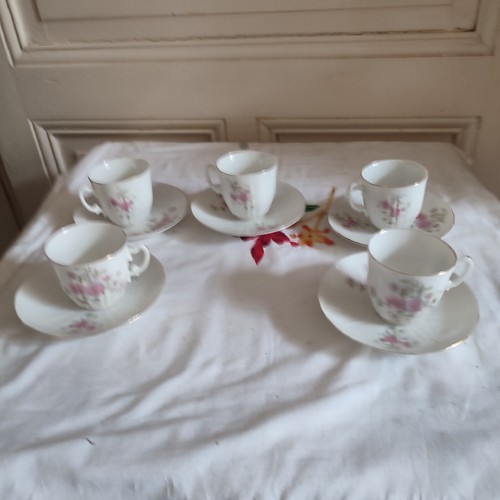 Suite cinq tasses sous - suite,