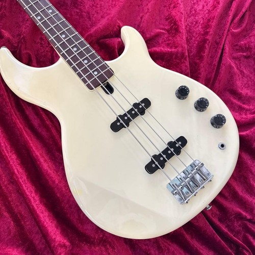 Guitare basse électrique