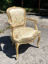Fauteuil style Louis XV en hêtre et état correct.