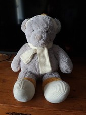 Grande Peluche Ours Atmosphera For Kids grise  bonnet et écharpe Blanche 45 Cm