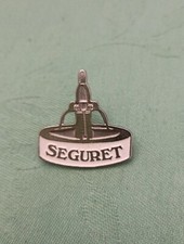 Pin's Pins Pin Enamel 19 Ville de France La Fontaine " SEGURET"