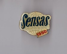 Pin's pêche / Sensas - champion du monde 1990 (époxy)