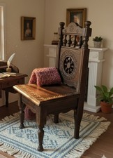 Chaise de poupée sculptée en