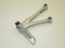 Platine repose pied arrière gauche SUZUKI GSF 600 BANDIT de 2001