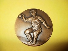 MÉDAILLE  :  JOUEUR  DE  PÉTANQUE  de  DRAGO de  1979.