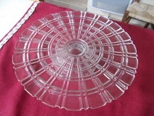 PORTIEUX, beau plat à gâteaux  sur piédouche en verre moulé pressé, signé.