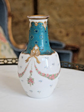 Vase en opaline blanche émaillée Napoléon III, style Louis XVI