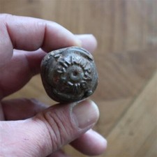 ancien bouchon en bois avec capsule de bouteille de champagne