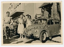 PHOTO photographie, Renault 4 CV décorée de fleurs jeune homme short élégance