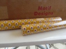 Ancien papier peint petits motifs floral fond jaune ocre Rouleaux entiers
