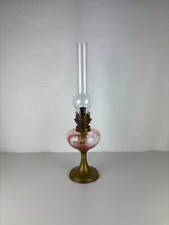 Ancienne Lampe à Pétrole Avec Réservoir en Verre Rose Signée Pigeon 
