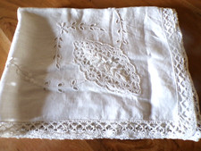 Linge ancien Dessus de meuble lin blanc ,dentelle ,incrustations brodé de fleurs