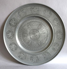 Plat décoratif en étain à