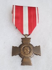 Une Croix de la Valeur Militaire.