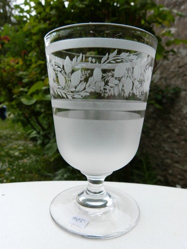Verre pied cristal gravé - à,