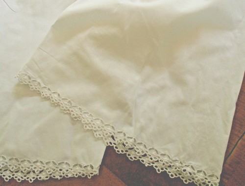 Ancienne culotte fendue - ,