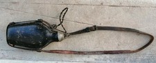 C2T3 - Gourde en verre recouvert de cuir avec bretelle et bouchon Suisse XIXème 