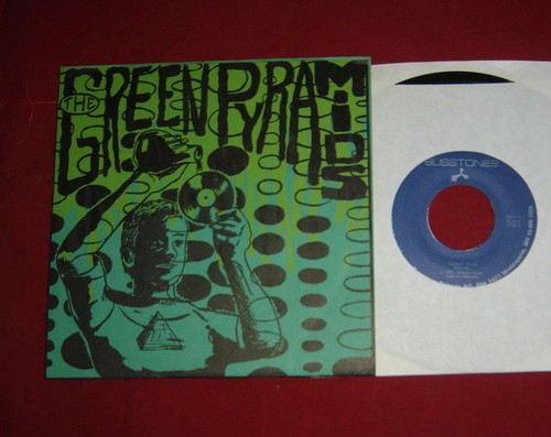 The green pyramids - green,