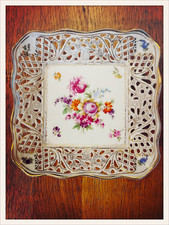 Corbeille en porcelaine ajourée vintage Schumann Bavière Allemagne décor Floral