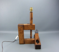 Original pied de lampe fait en vieux outils de menuiserie, en très bon état.
