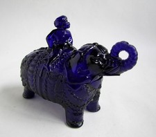 Bonbonnière Vallerysthal en Opaline Éléphant et son Cornac Verre Bleu Violacé
