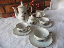 ANCIEN SERVICE A CAFE DINETTE PORCELAINE BLANCHE FLEURS ET DORE A L OR FIN