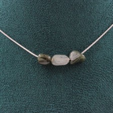 Pierres et Minéraux. Collier 3 perles Quartz rutile vert du Brésil Chaine en ac