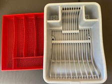 LOT RANGE COUVERTS ROUGE ET EGOUTTOIR VAISSELLE GRIS AVEC PLATEAU CURVER - TBE