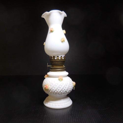 Lampe pétrole verre opalin