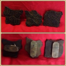 TROIS TAMPONS EN BOIS SCULPTÉ DE MÉTIER VINTAGE MARQUÉ EN CREUX INDIA