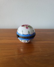 Boite à pilules en porcelaine