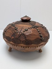 Boite à tabac en bois artisanale rétro avec insert en métal doré