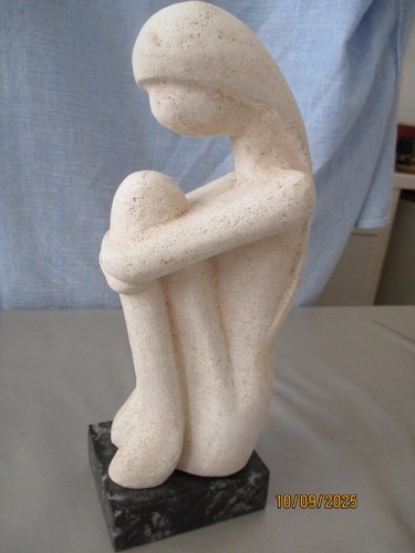 Statue moderne pierre sur - en,