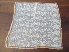 NAPPERON en filet brodé