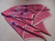 Magnifique foulard en soie Valentino 87 cm  Beau tomber.