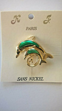 BROCHE 2 DAUPHINS METAL DORE ET VERT