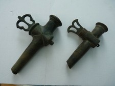 DEUX ANCIENS  ROBINETS  VITICOLE BARRIQUE  FOUDRE  peut  etre bronze no tole
