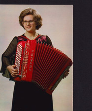 SAINT-MARTIN-D'AUXIGNY (18) ANIMATRICE Genevieve LACAM à l'ACCORDEON "PIERMARIA"