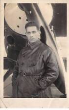 Aviation - n°85718 - Aviateur à identifier près de l'hélice d'un avion - C