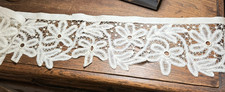 DENTELLE ANCIENNE -joli VOLANT DE DENTELLE A L'AIGUILLE - 1.45 mètre