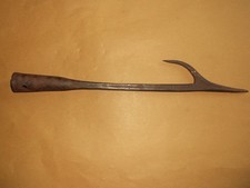 outil ancien tire foin en forme de harpon   en  fer forgé