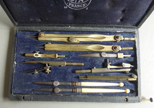 ANCIEN COFFRET A COMPAS UNIS