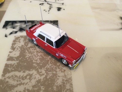 Peugeot 404 rouge - peugeot,