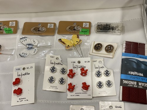 Lot sewing items - of,