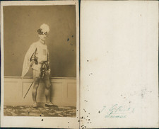 Jeune homme déguisé en