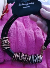 Collier Et Un Bracelet Ikita
