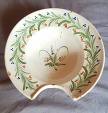 Plat à barbe du XVIIIe siècle réparé par des agrafes, faïence de Quimper ?