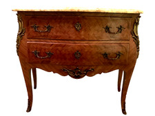 Commode galbée de style Louis